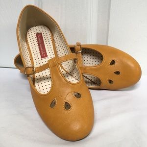 B.A.I.T. Mustard flats, barely worn sz 8.5